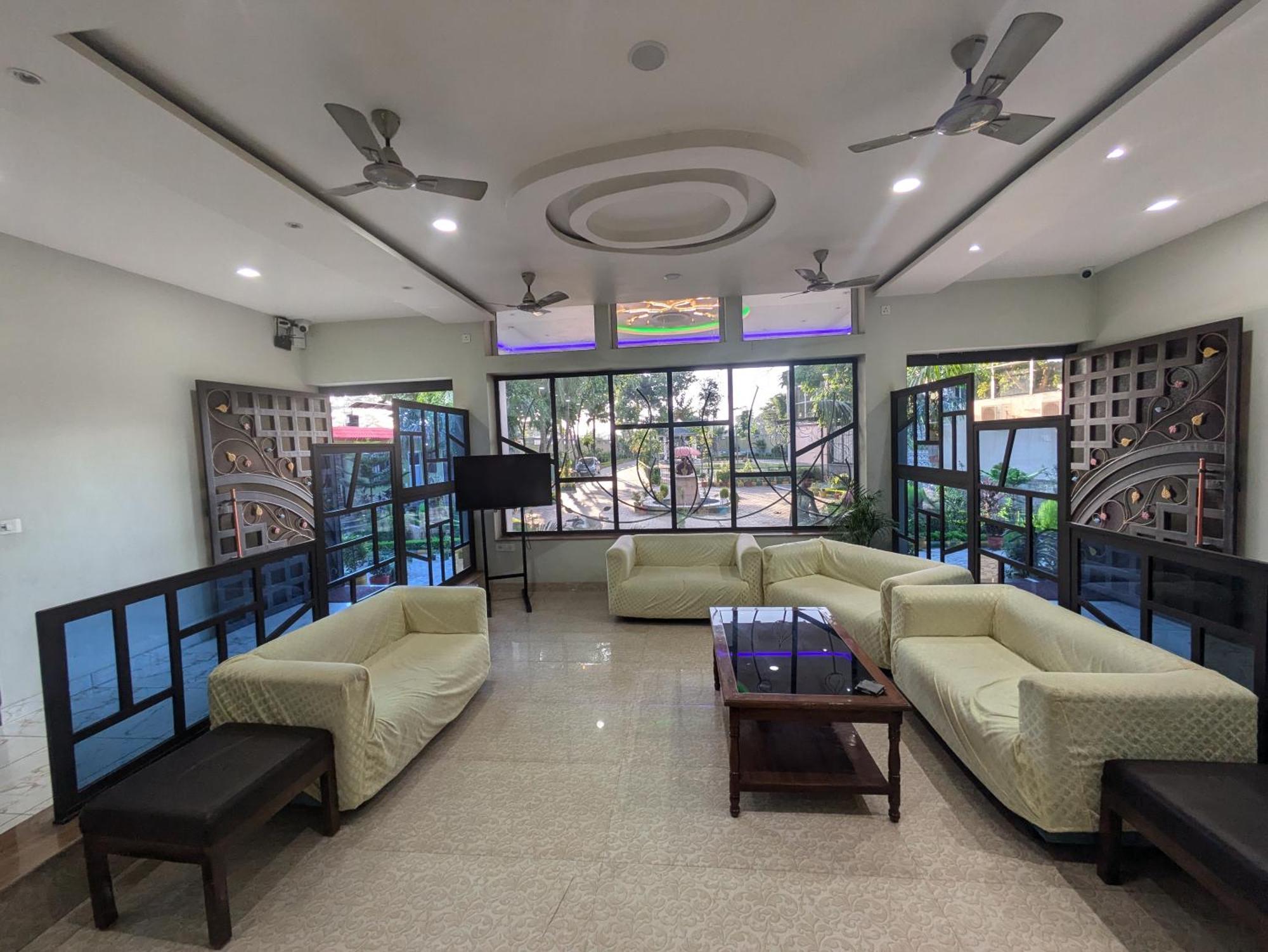 Kishori Vatika Hotel Ramnagar  Exterior foto