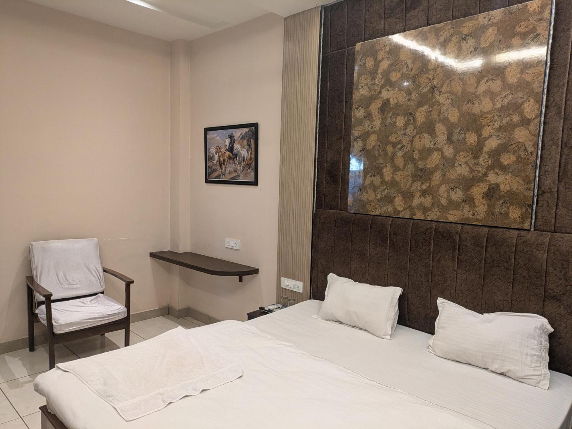 Kishori Vatika Hotel Ramnagar  Exterior foto